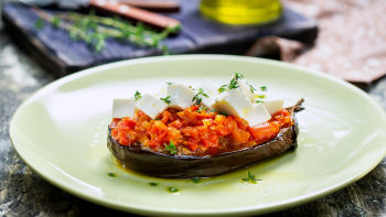 Печени патладжани с домати и прясно сирене