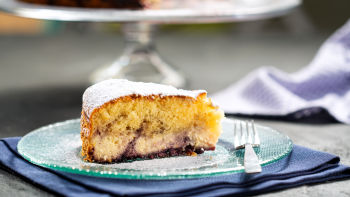 Кейк със сирена и сладко от боровинки