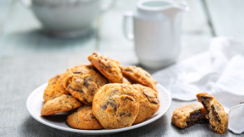 Сладки с фурми и шоколад