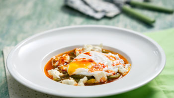 Яхния от зелен фасул с поширано яйце