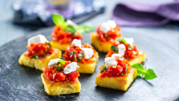 Кростини от полента с чушки и сирене