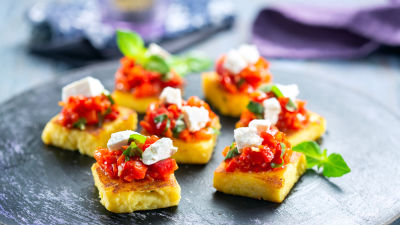 Кростини от полента с чушки и сирене