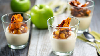 Панакота от кисело мляко с карамелени ябълки