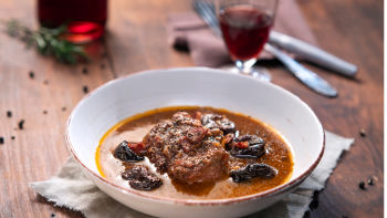 Телешко със сини сливи