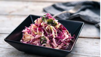 Богата зелева салата