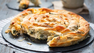 Домашна баница със спанак и козе сирене