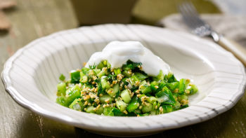 Салата с булгур и краставици