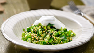 Салата с булгур и краставици