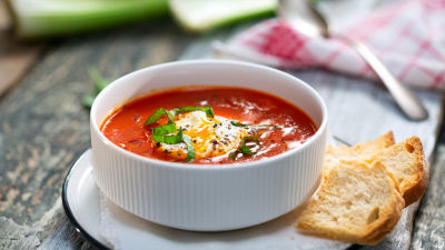 Доматена супа с поширани яйца