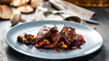 Телешки дроб с чоризо и гъби