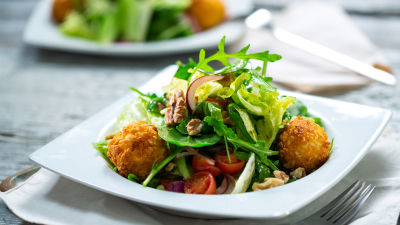 Листни зеленчуци с топки от сирене