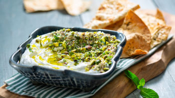 Лабне с ядки и заатар