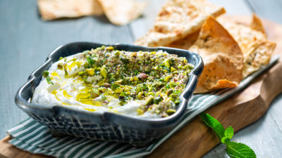 Лабне с ядки и заатар