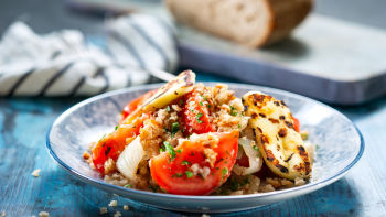 Доматена салата с печен лук и халуми