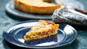 Киш с наденица