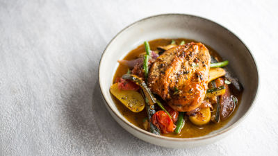 Пиле с домати и летни зеленчуци