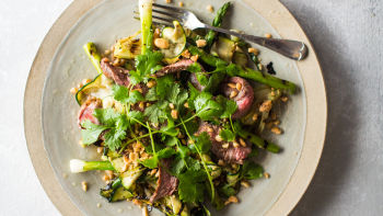 Телешки стек с печени на грил зеленчуци и цитрусов дресинг