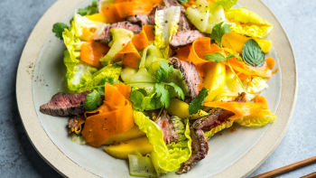 Салата с телешко и манго по тайландски