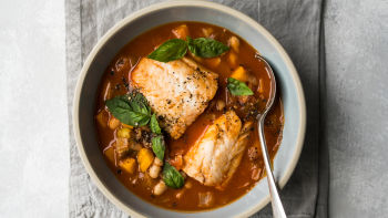 Чаудър с риба, боб и домати