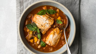 Чаудър с риба, боб и домати