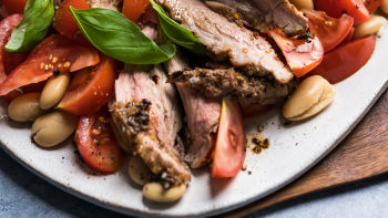 Агнешко с хрупкава коричка и салата от бял боб