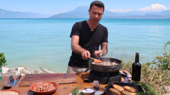 Италиански боб с наденица и чеснови хлебчета