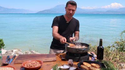 Италиански боб с наденица и чеснови хлебчета