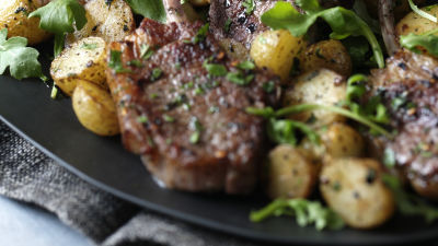 Агнешки котлети с мента, чили и златни картофи