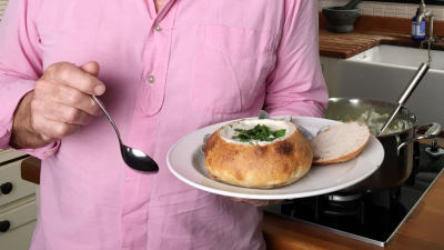 Чаудър с миди в купички от хляб