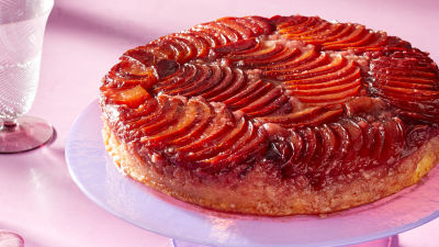 Обърнат сладкиш със сливи