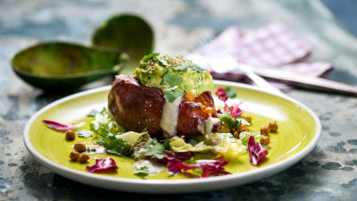 Печени сладки картофи с нахут и авокадо