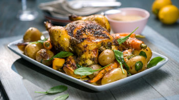 Печено пиле с пресни картофи и горчичен сос