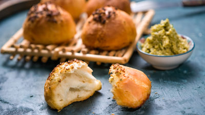 Чеснови хлебчета с тапенада от зелени маслини