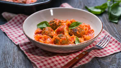 Запечени кюфтета с паста и доматен сос