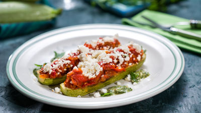 Тиквички със сирене и салца "Верде"