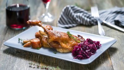 Патешки бутчета с кореноплодни и червено зеле