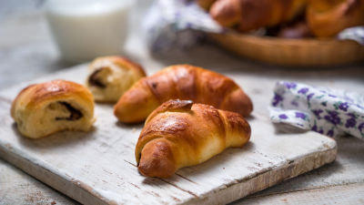 Козуначени кифли с шоколад