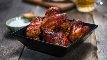 Крилца с барбекю сос и дресинг от синьо сирене