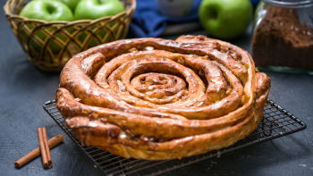 Канелено руло с ябълки