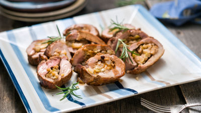 Свинско бонфиле с круши и синьо сирене