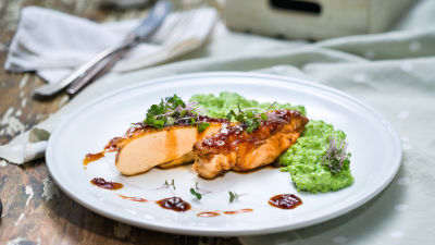 Пилешко филе със сос Гастрик и пюре от грах