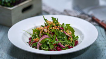 Салата с рукола, чушки и червен боб