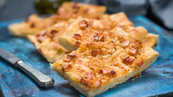 Плосък хляб с пушен бекон и лук