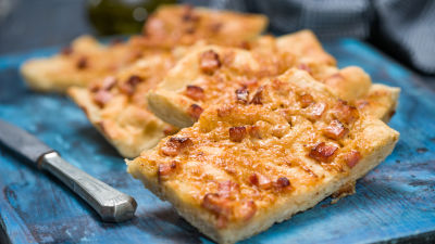 Плосък хляб с пушен бекон и лук