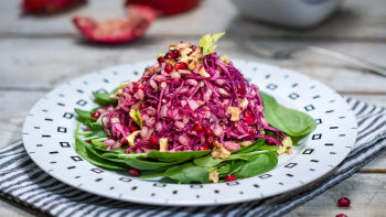 Салата с ечемик, нар и спанак