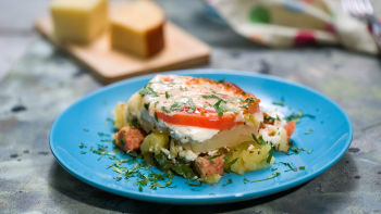 Гратен с наденица и сирена