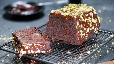 Кекс с глазура от шоколадов карамел и шамфъстъци