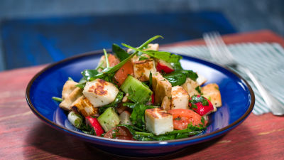 Салата "Фатуш" с репички, спанак и халуми