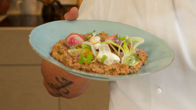 Пикантна салата с булгур и лабне