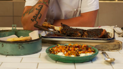 Печен агнешки бут, хляб и кисело мляко